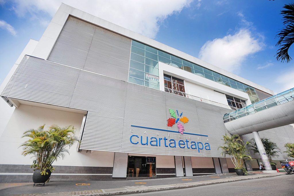 Fachada del Centro Comercial Cuarta Etapa sobre la Cra. 35